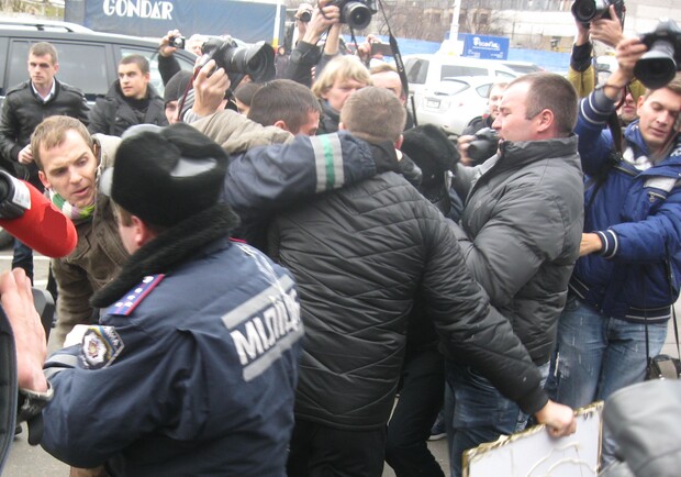 Под "Караваном" правоохранители не разрешили повесить мемориальную табличку Мазурка. Фото: Елизавета Павлова