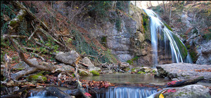 Водопад Джур-Джур: чарующая красота журчащей воды и осенних листьев 