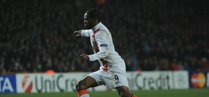 УЕФА хочет наказать Адриано за позорный мяч в ворота 