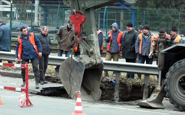 На улице Борщаговской провалился асфальт. Фото с сайта segodnya.ua