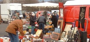 Пока мэрия Симферополя выделяет специальные места для блошиных рынков, продавцов гоняет милиция и частники