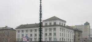 В Луганске начали монтировать елку