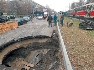 В следствие провала образовалась яма, диаметром 5 метров. Фото Максима Люкова