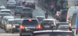 Киевский губернатор гоняет по встречной и на красный свет