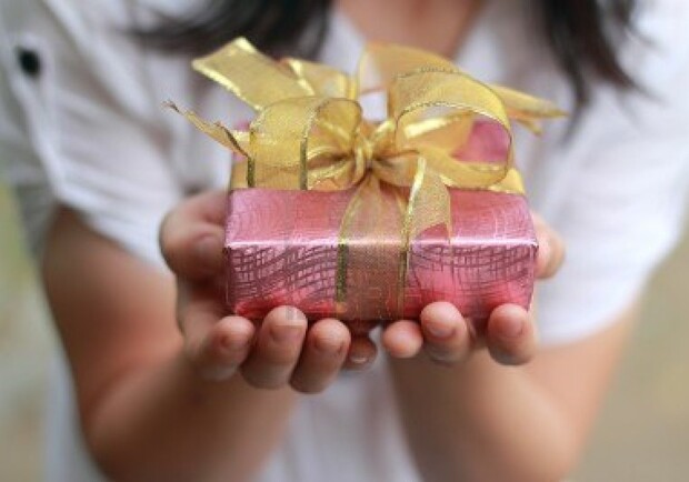 Вручая подарок, дополните его искренней и теплой улыбкой. Фото: 123rf.com