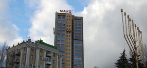 Элитный небоскреб МАКО в центре Донецка одевают в желтую 
