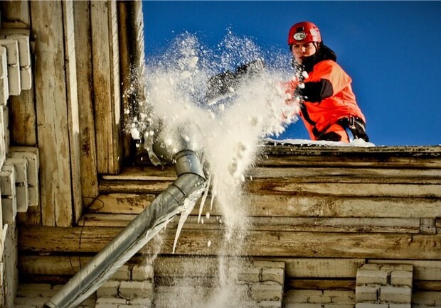 Чистить крыши должны ЖЭКи. Фото с сайта vkursegorod.ru