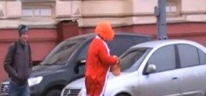 В Харькове клоун справляет нужду на глазах у людей, и пьет коньяк на перекрестке