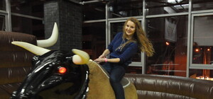 Antistress Fest: как киевляне били тарелки, катались на разъяренном быке и гладили собачек