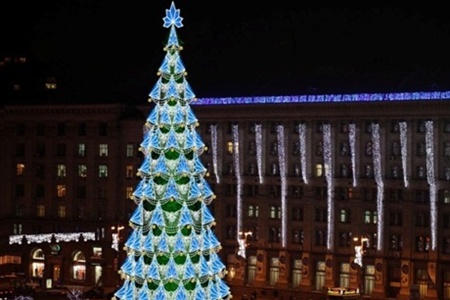 Киевскую новогоднюю елку испытывали в аэродинамической трубе. Фото: kiyany.obozrevatel.com