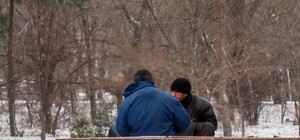 Два мужика устроили пир прямо у Вечного огня в Одессе