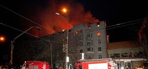 Пожар на Печерске: в сгоревших квартирах лежит снег