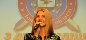 Сексапильная блондинка из Х-фактора спела для донецких милиционеров