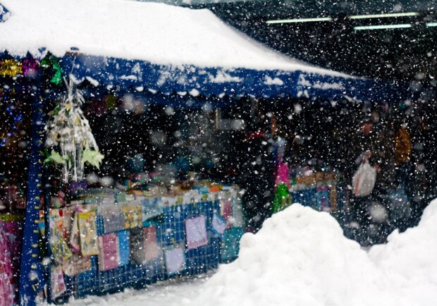 На "Демеевском" рынке провалился навес. Фото с сайта googlepleks.com