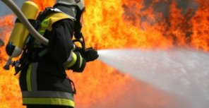 Огонь в Лавре выехало тушить 10 пожарных машин. Фото: segodnya.ua