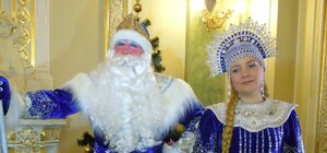 В Одессе показали дизайнерскую Снегурочку и Деда Мороза в якорях