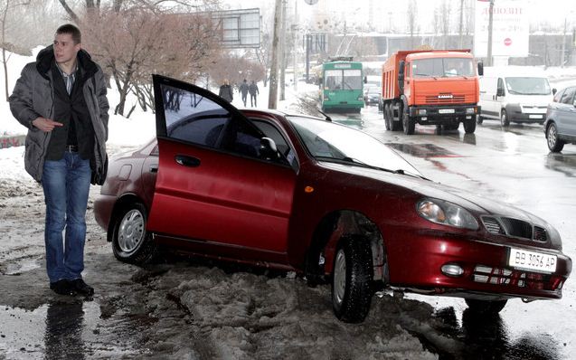 Новость - События - В Киеве автомобиль рухнул в яму с горячей водой