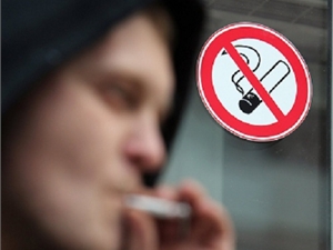 Киевские заведения обходят запрет на курение. Фото УНИАН