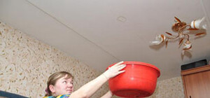 В домах на Андреевском спуске протекают новые крыши