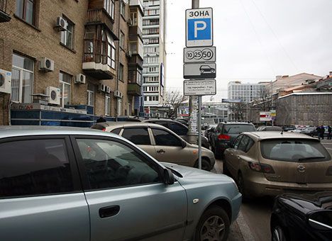 Припарковаться в центре Киева стоит 10 гривен в час. Фото: ТСН.