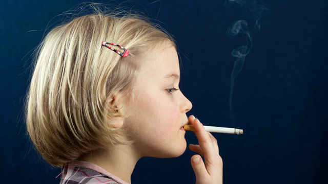 Чаще курить начинают еще в детстве. Фото: semija.ru