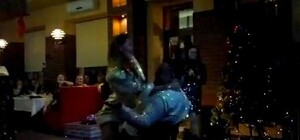 В Одессе веселая Снегурка зажигала под Gangam Style, а потом бросила в зрителей туфлю