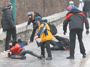 За последние сутки в Киеве на скользских улицах травмировалось 166 человек. Фото Максима Люкова