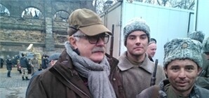 Михалков в Одессе измазал актеров грязью и фотографировался с прохожими 