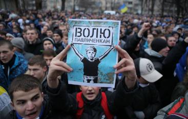 Более 1,5 тысяч футбольных фанатов собрались выразить поддержку Павличенко. Фото: tvi.ua