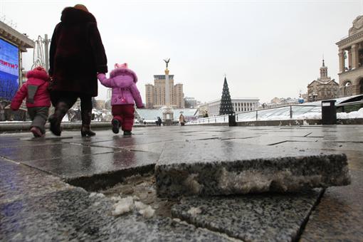 Плитка на Майдане каждый год портится из-за соли. Фото Максима Люкова