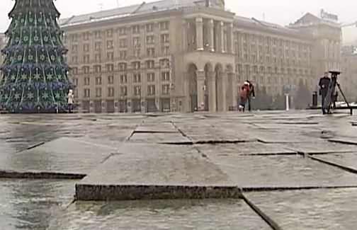 Дорогая брусчатка на Майдане повылазила и ставит подножки пешеходам. Фото с сайта ТСН.