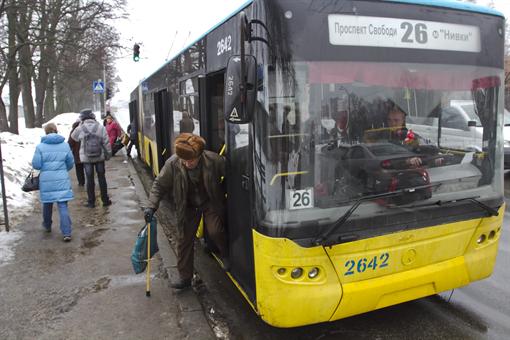 Новость - События - В Киеве обстреляли троллейбус с людьми