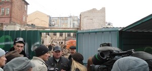 Киевляне заблокировали строительство в Десятинном переулке