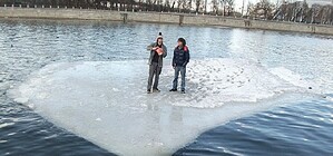 Запорожские МЧСники сняли со льдины трех рыбаков