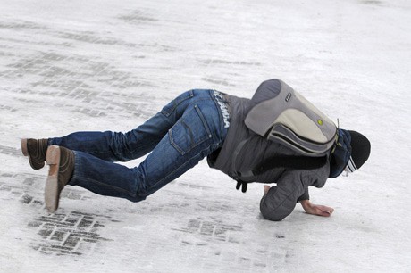 За выходные на льду упало 616 киевлян. Фото: mediaport.ua