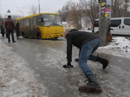 О том как не падать знают киевляне. Фото: Максима Люкова