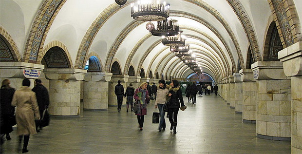 На станции метро "Золотые ворота" травмировалась женщина. Фото: ДеПо.ua