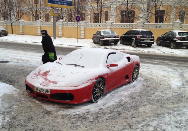 Новость - События - Припаркованную поперек тротуара Ferrari исписали ругательствами