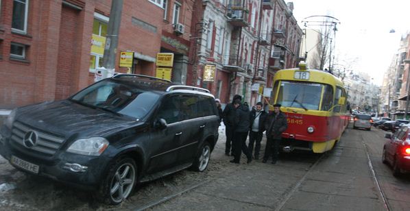 Новость - Транспорт и инфраструктура - В Киеве джип заблокировал движение трамваев
