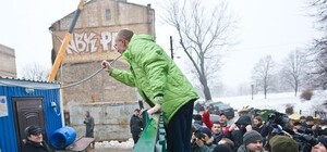 На скандальной стройке в Десятинном переулке сломали забор