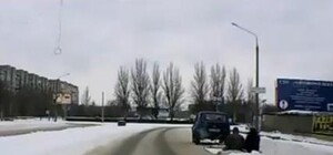 Запорожские экстремалы ездят на привязном к авто ковре 