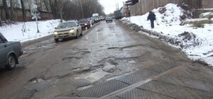 Единственная дорога на ДВРЗ разваливается - машины едут по встречке