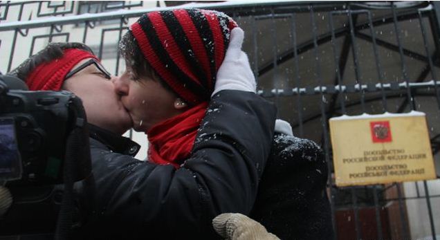 Новость - События - Представители ЛГБТ целовались перед камерами в знак протеста