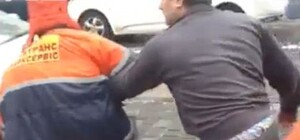 В центре столицы парковщик подрался с таксистом