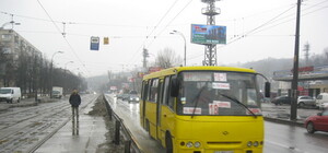 Не задавят, так обольют. Дожидаться трамвая на Фрунзе опасно