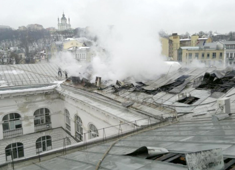 Активисты считают, что Гостиный двор подожгли. Фото: comments.ua