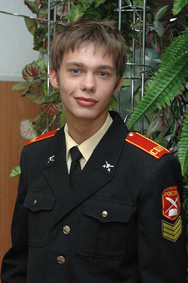 Многие маленькие киевляне хотели бы носить форму сериального героя кадета Сухомлина.
Фото с сайта blik.ua