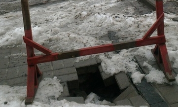 Над метро "Крещатик" тротуар уходит под землю. Фото: glavcom.ua 
