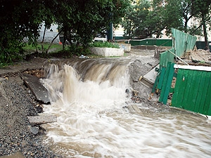 Во время дождя в нескольких метрах от дома на Полтавской бурлит мощный поток воды. Фото с сайта: http://kp.ua/