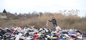 В Одессе посреди улицы валяется гора брендовой одежды